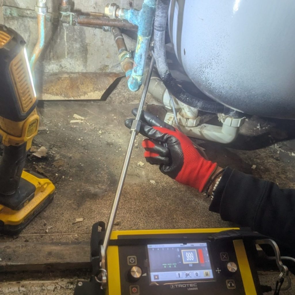 Gas tracing leak behind a bath Gas tracing, leak found behind the bath